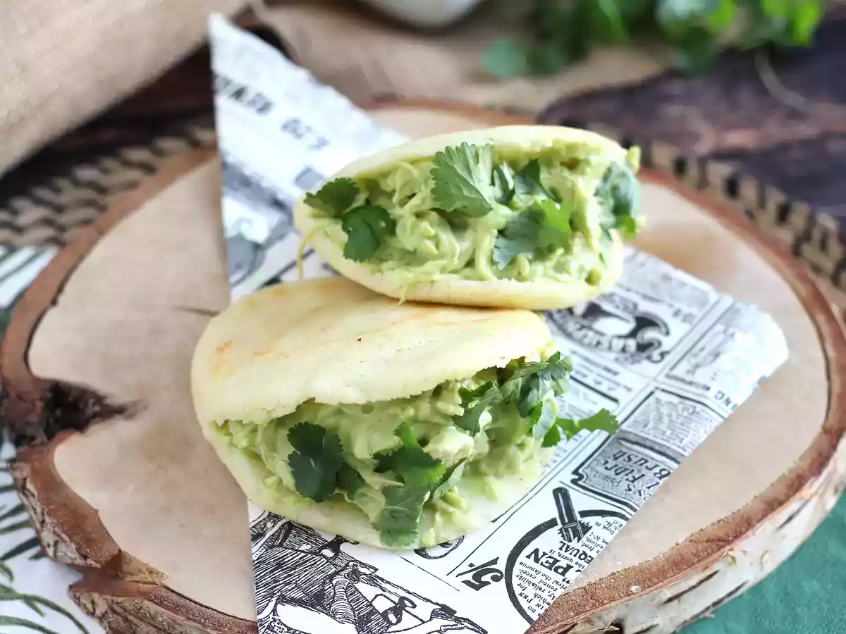 Venezuelanska arepas med kyckling och avokado - Reina Pepiada - foto 2