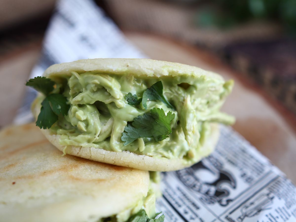 Venezuelanska arepas med kyckling och avokado - Reina Pepiada - foto 3