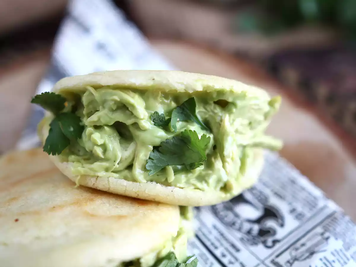 Venezuelanska arepas med kyckling och avokado - Reina Pepiada - foto 3