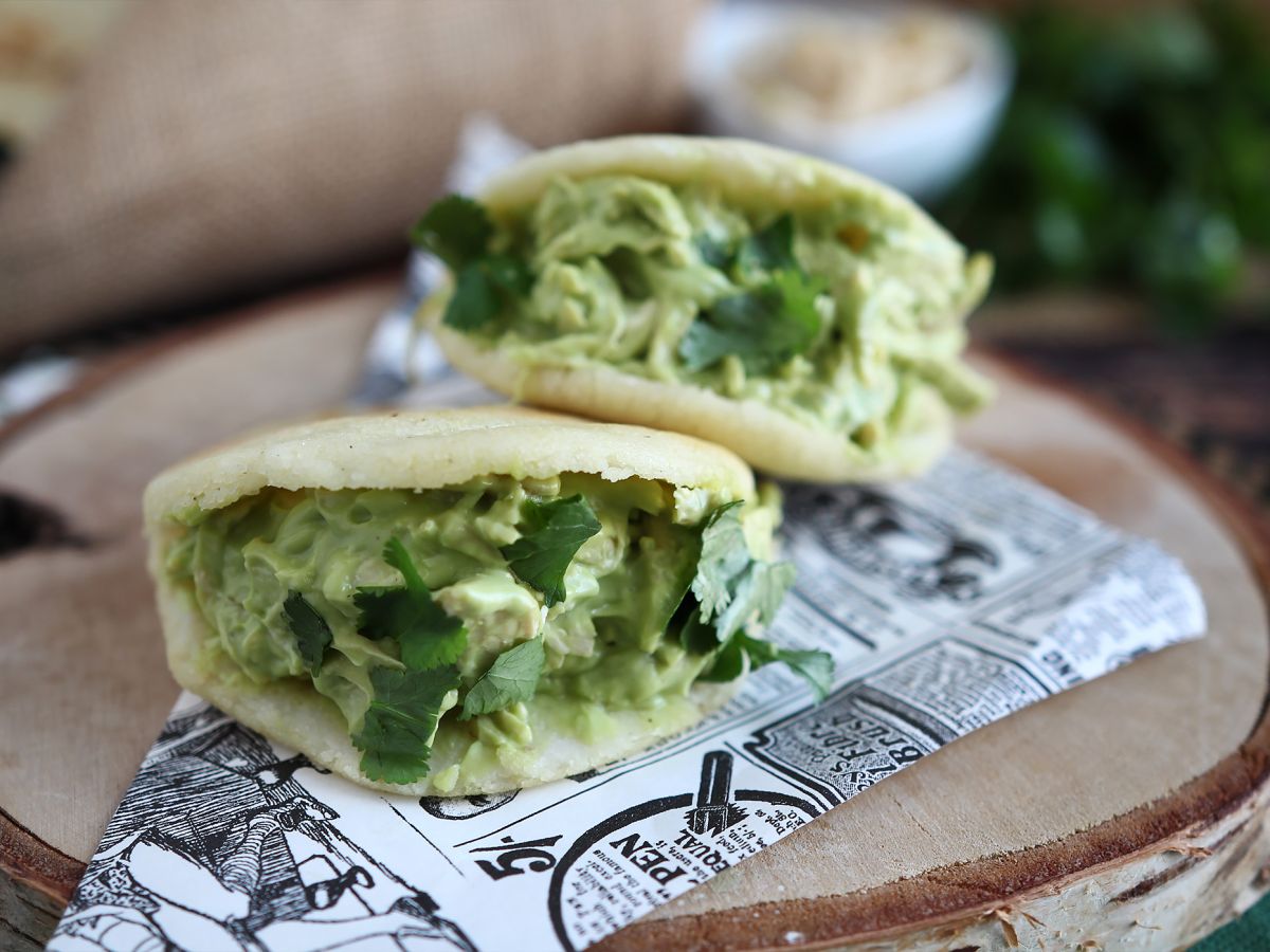 Venezuelanska arepas med kyckling och avokado - Reina Pepiada - foto 4