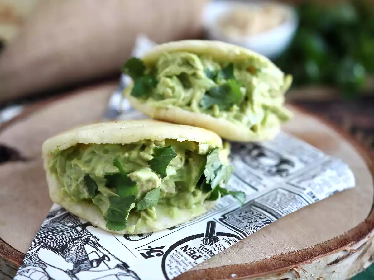Venezuelanska arepas med kyckling och avokado - Reina Pepiada - foto 4