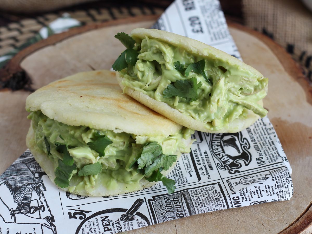 Venezuelanska arepas med kyckling och avokado - Reina Pepiada - foto 5