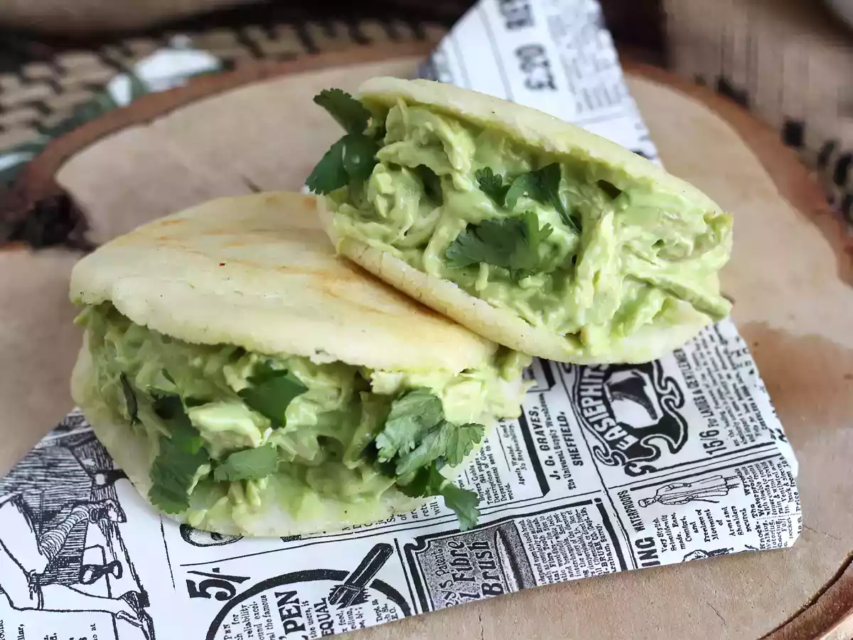 Venezuelanska arepas med kyckling och avokado - Reina Pepiada - foto 5