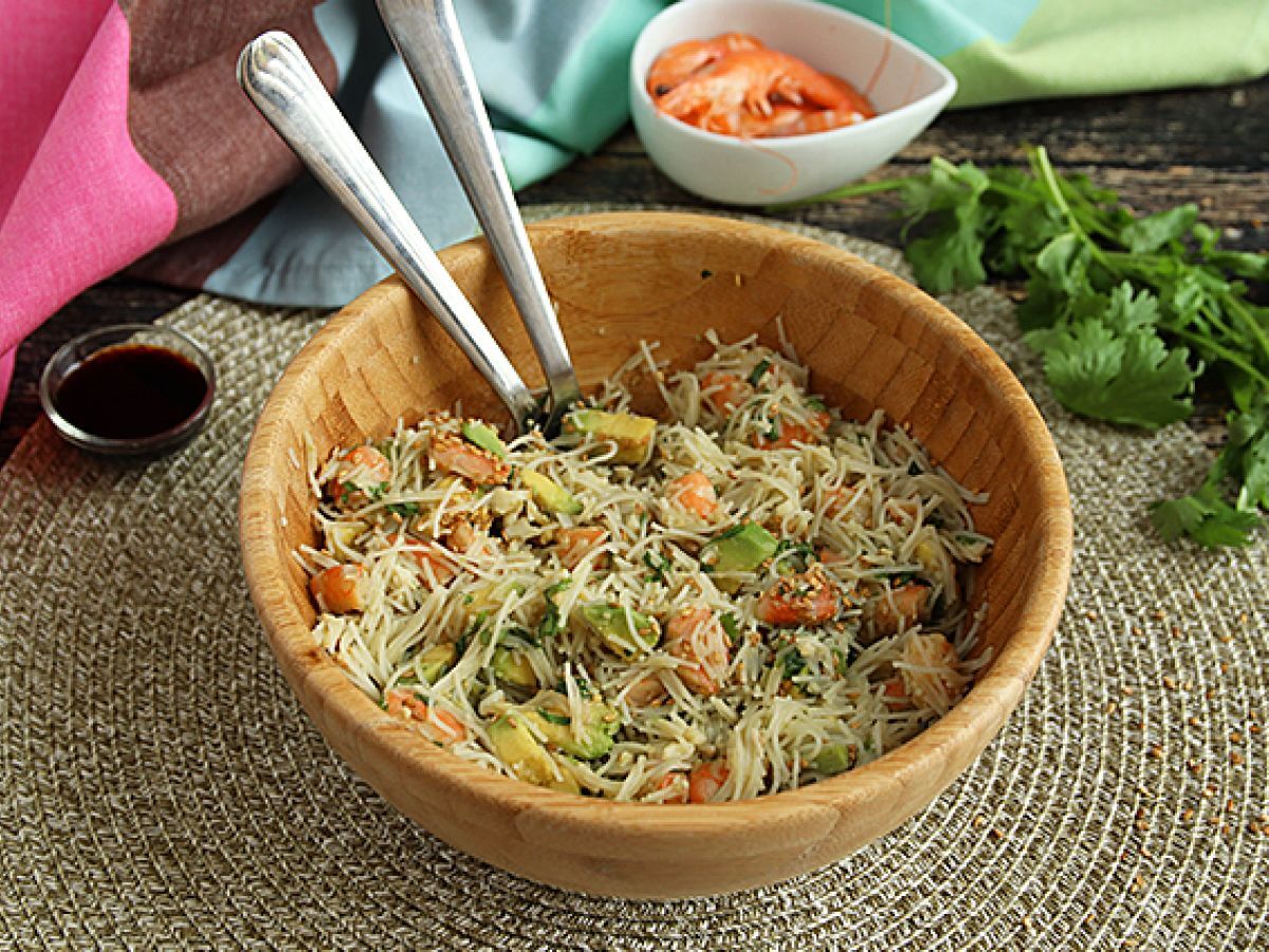 Vermicelli-sallad med räkor, avokado, ägg och koriander