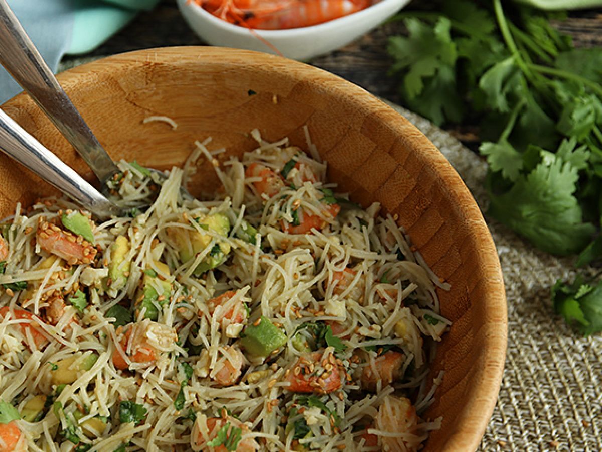 Vermicelli-sallad med räkor, avokado, ägg och koriander - foto 2
