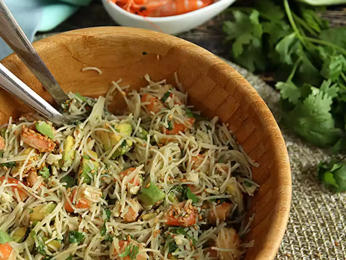 Vermicelli-sallad med räkor, avokado, ägg och koriander - foto 2