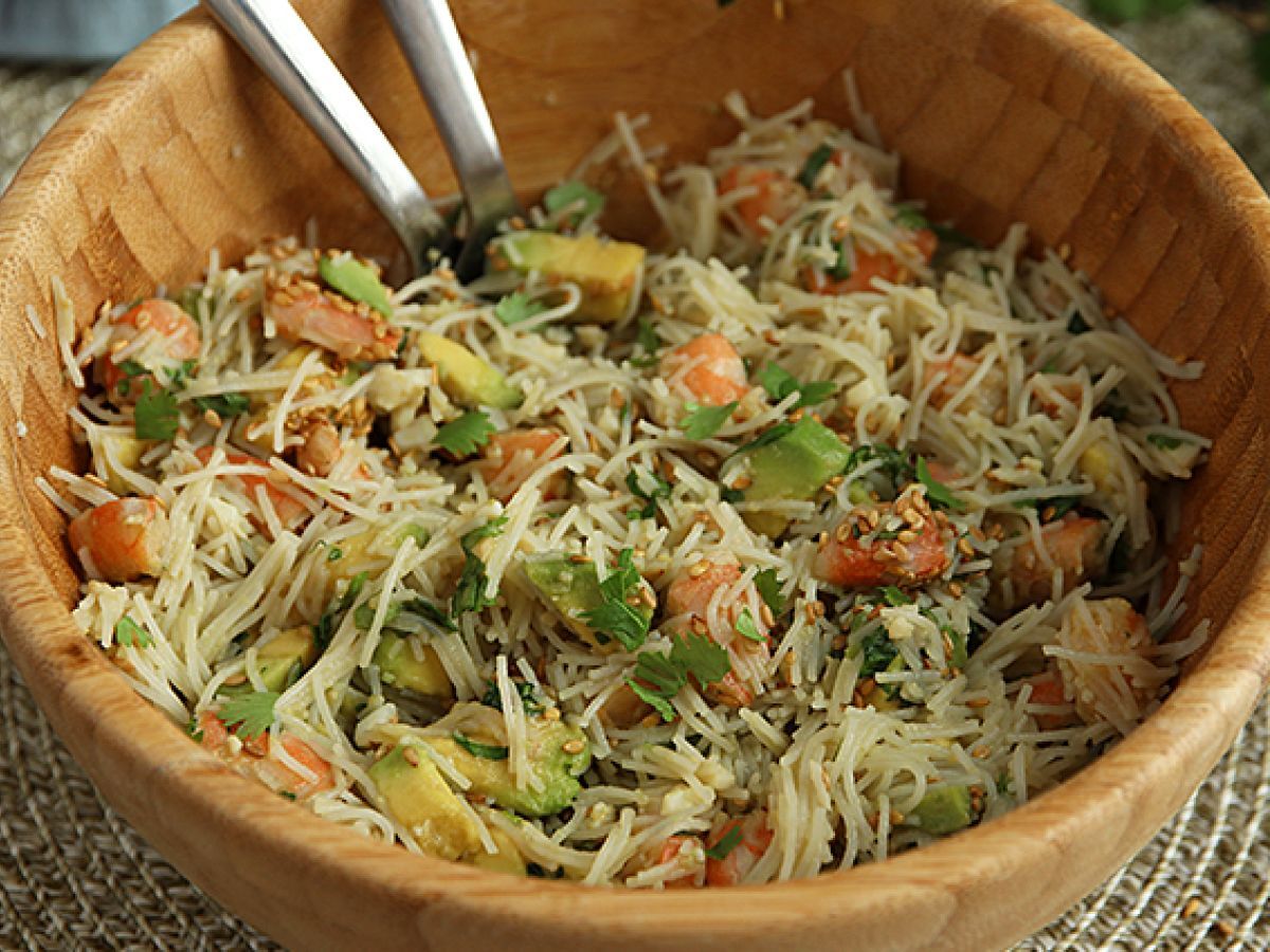 Vermicelli-sallad med räkor, avokado, ägg och koriander - foto 3