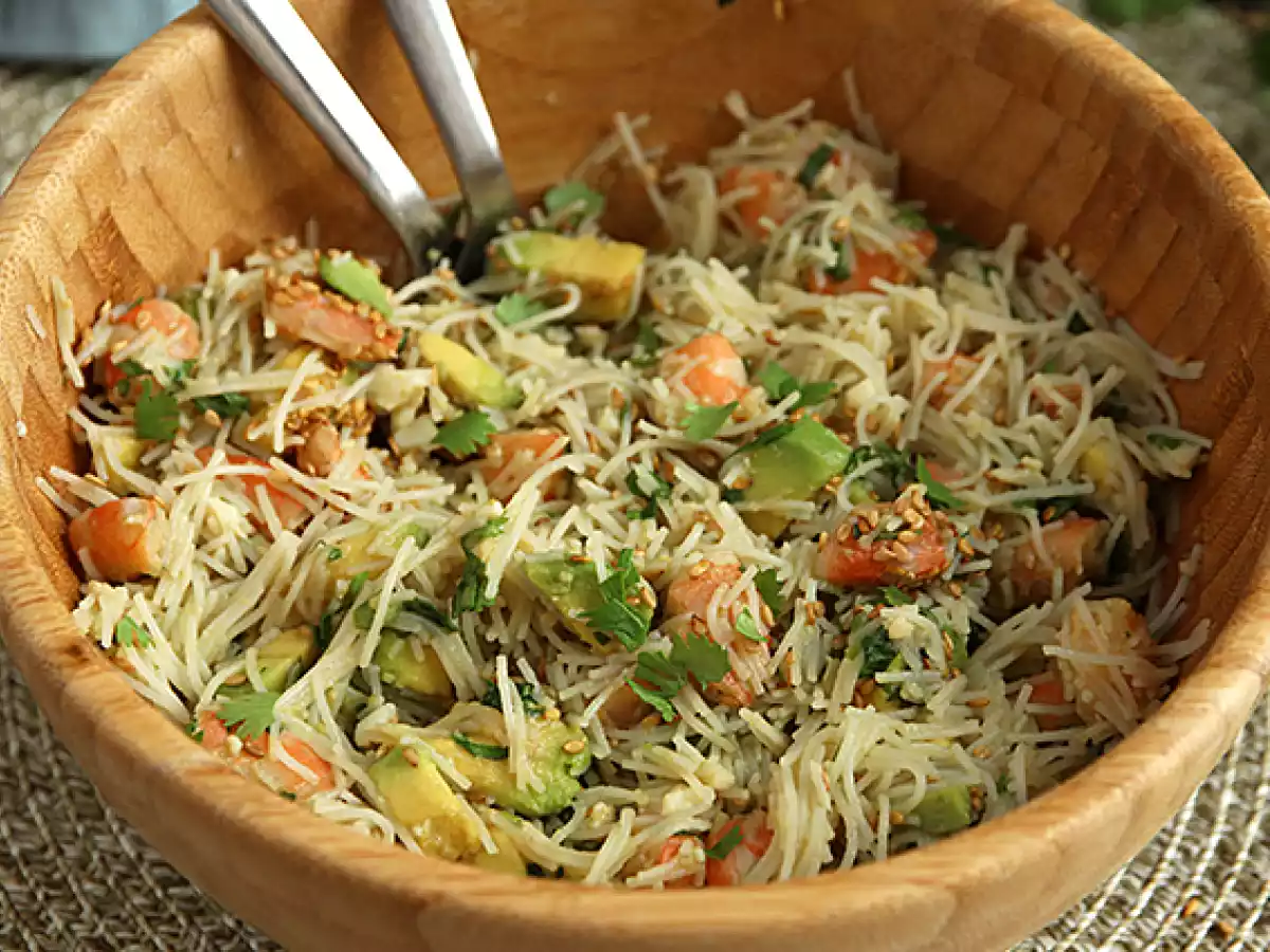 Vermicelli-sallad med räkor, avokado, ägg och koriander - foto 3