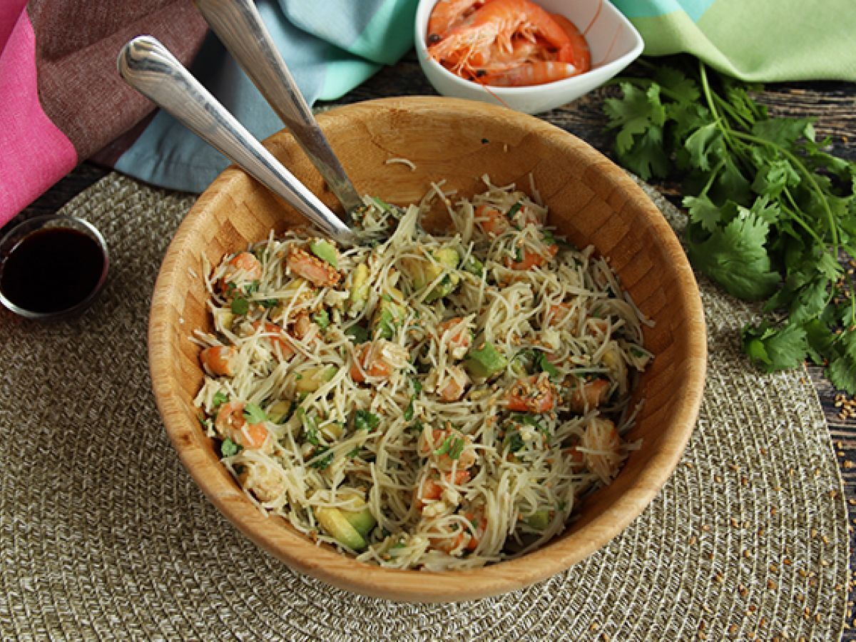 Vermicelli-sallad med räkor, avokado, ägg och koriander - foto 4