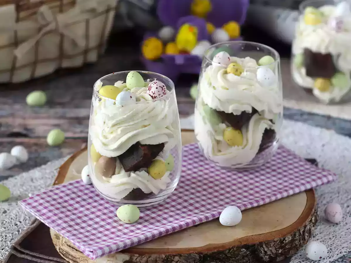 Verriner med påskbrownie och vispgrädde