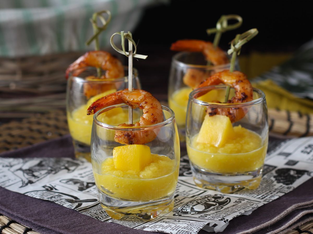Verriner med räkor och mango för en söt och salt aperitif