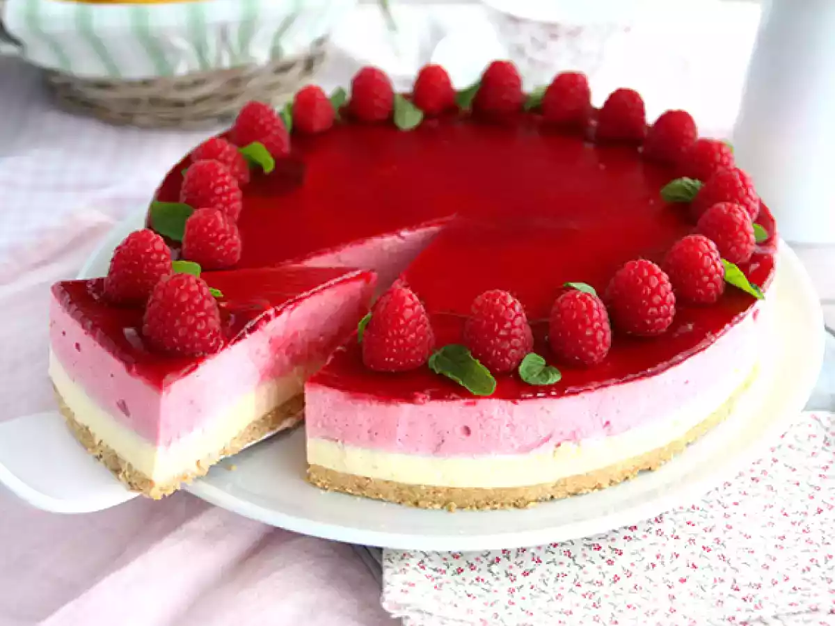 Vit choklad hallonbavarois (steg och video)