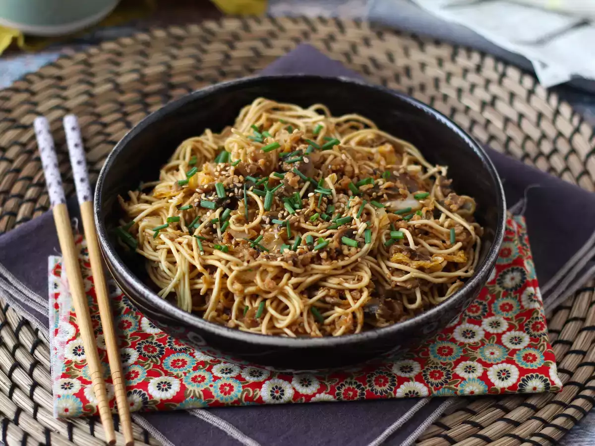 Wok med kinesiska nudlar, grönsaker och texturerat sojaprotein