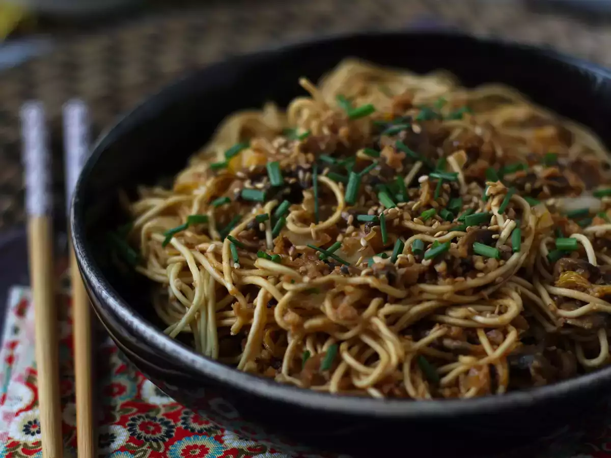 Wok med kinesiska nudlar, grönsaker och texturerat sojaprotein - foto 2