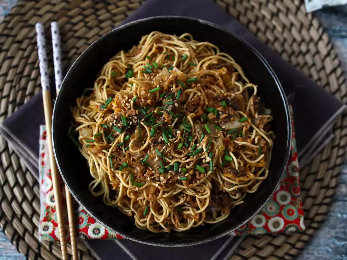 Wok med kinesiska nudlar, grönsaker och texturerat sojaprotein - foto 3