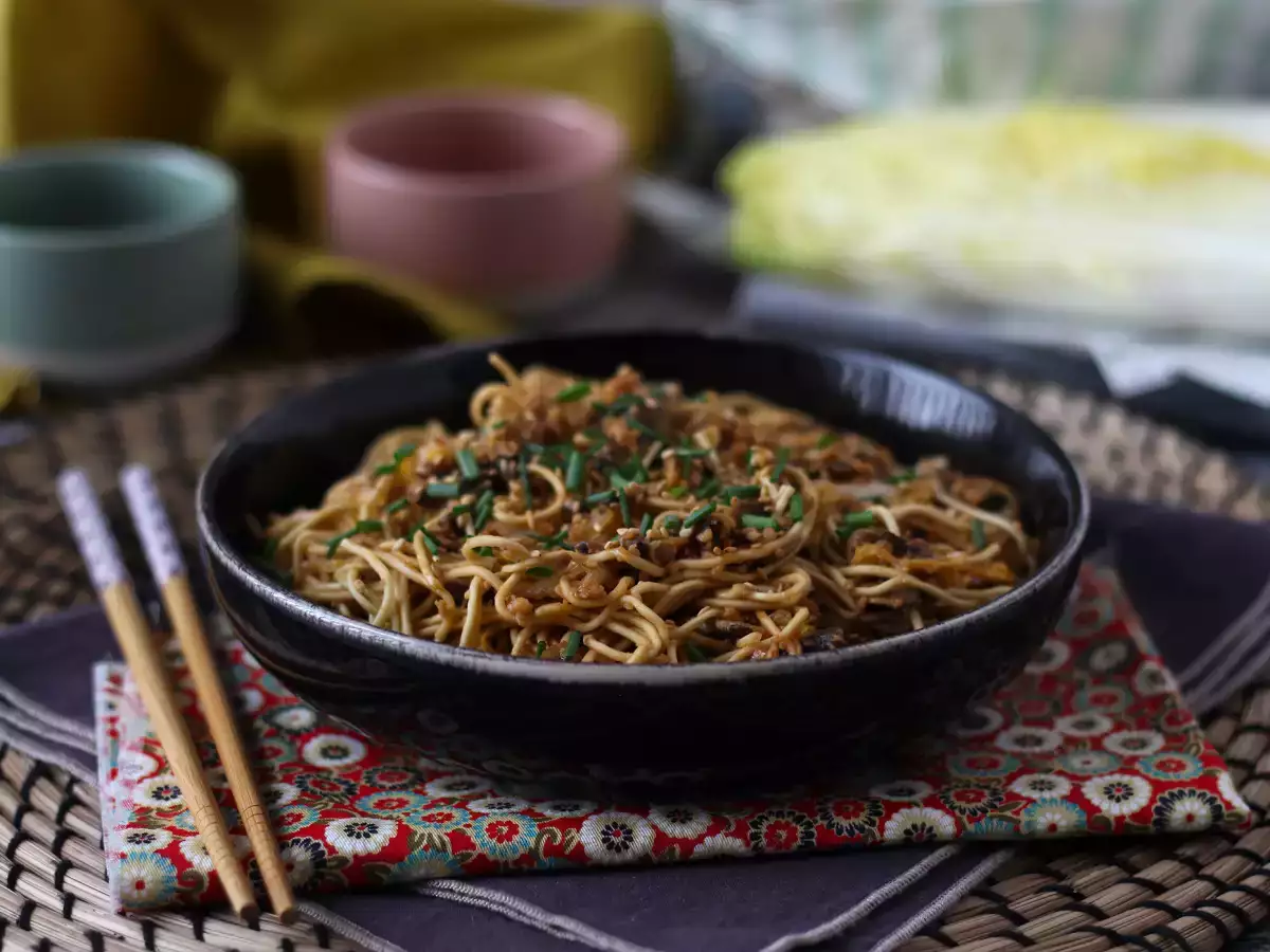 Wok med kinesiska nudlar, grönsaker och texturerat sojaprotein - foto 4