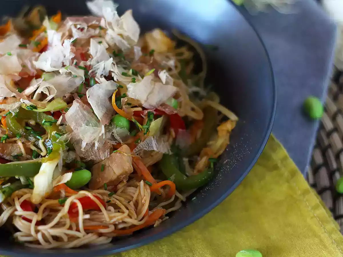 Yakisoba, wokade nudlar med grönsaker - foto 2
