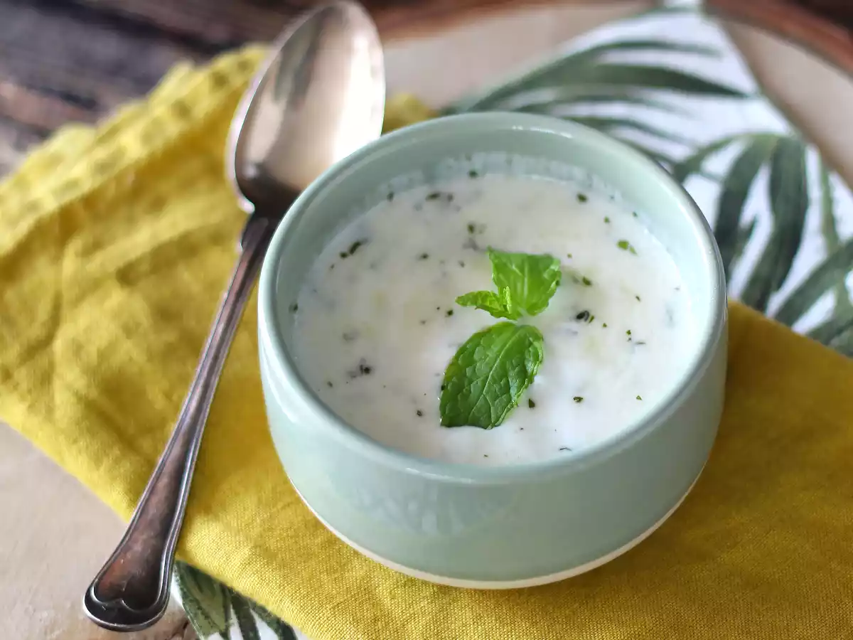 Yoghurtsås till sallader och köttbullar