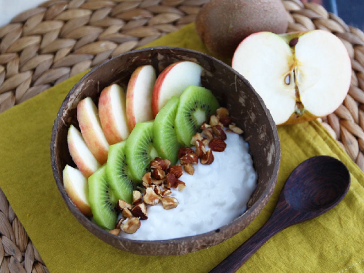 Yoghurtsnacks med kokos, äpple, kiwi och hasselnötter