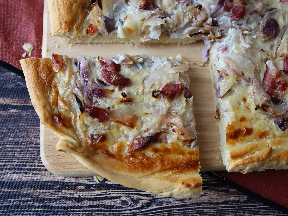 Zwiebelkuchen: den tyska lökpajen med mjukstekt lök och bacon - foto 2